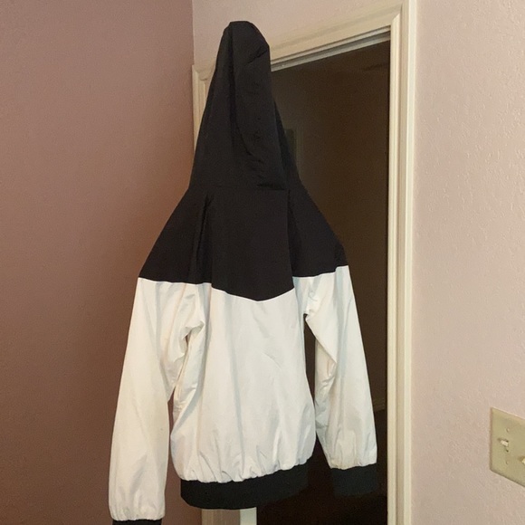 Nike Wind Jacket for Women - Picture 4 of 4